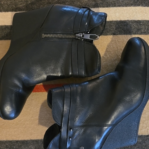 UGG Black Ankle Booties W Straps Sz 5.5 - Picture 3 of 8